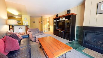 Crestview 25 Convenient Location near the Village and Lifts, Pet-Frien