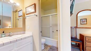 Crestview 25 Convenient Location near the Village and Lifts, Pet-Frien