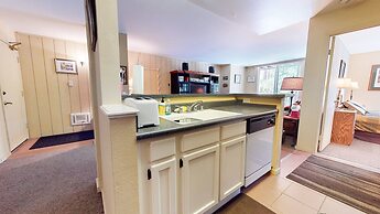 Crestview 25 Convenient Location near the Village and Lifts, Pet-Frien