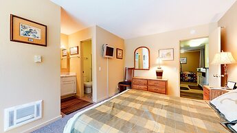 Crestview 25 Convenient Location near the Village and Lifts, Pet-Frien