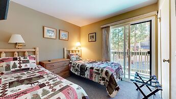 Crestview 25 Convenient Location near the Village and Lifts, Pet-Frien