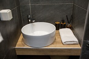 Raise Acropolis View Suites