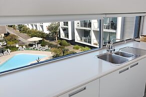 Coast 21 - 3 bedroom poolside apartment