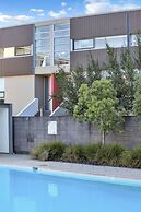 Coast 21 - 3 bedroom poolside apartment