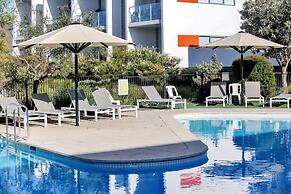 Coast 21 - 3 bedroom poolside apartment
