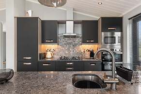 Ael-y-bryn - Luxury Lodge Hot Tub Three En-suite Bedrooms