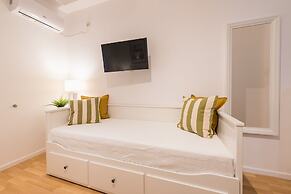 Apartment at Megaro Mousikis metro station 1bed 2 pers