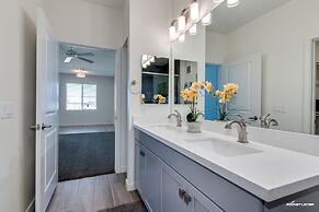 Resort Condo in Desirable Chandler. Tons of Amenities. Walk to Everyth