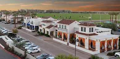 Resort Condo in Desirable Chandler. Tons of Amenities. Walk to Everyth