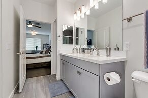 Resort Condo in Desirable Chandler. Tons of Amenities. Walk to Everyth