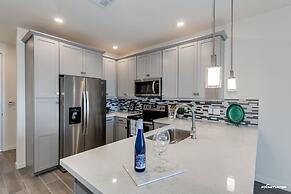 Resort Condo in Desirable Chandler. Tons of Amenities. Walk to Everyth