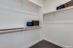 Resort Condo in Desirable Chandler. Tons of Amenities. Walk to Everyth