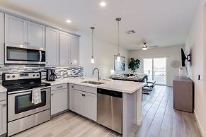 Resort Condo in Desirable Chandler. Tons of Amenities. Walk to Everyth