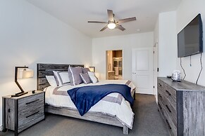 Resort Condo in Desirable Chandler. Tons of Amenities. Walk to Everyth