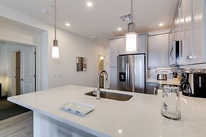 Resort Condo in Desirable Chandler. Tons of Amenities. Walk to Everyth