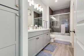 Resort Condo in Desirable Chandler. Tons of Amenities. Walk to Everyth