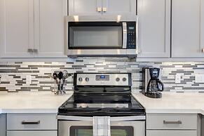 Resort Condo in Desirable Chandler. Tons of Amenities. Walk to Everyth