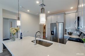 Resort Condo in Desirable Chandler. Tons of Amenities. Walk to Everyth