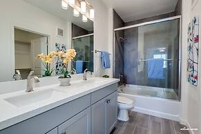 Resort Condo in Desirable Chandler. Tons of Amenities. Walk to Everyth