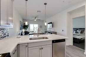 Resort Condo in Desirable Chandler. Tons of Amenities. Walk to Everyth