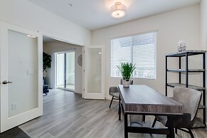 Resort Condo in Desirable Chandler. Tons of Amenities. Walk to Everyth