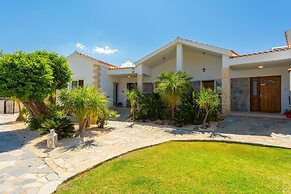 Villa Amorosa in Neo Chorio