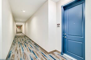 Views in Luxury Resort Condo in Chandler! Amenities Galore! Walk to Re