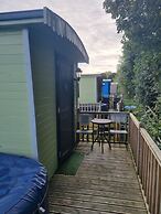 Glamping Hut - Riverview 4