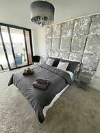 No2 Sandy Bay , Luxury Beachfront Apartment