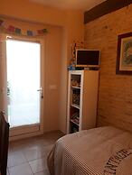 Quiet Single Room in Valencia, With Large Terrace for Pets