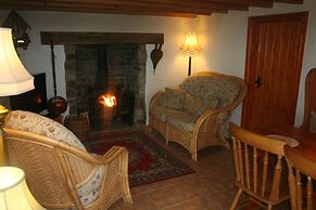 Snow White's House - Farm Park Stay with Hot Tub, BBQ & Fire Pit