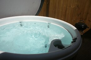 Snow White's House - Farm Park Stay with Hot Tub, BBQ & Fire Pit