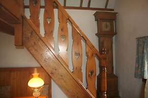 Snow White's House - Farm Park Stay with Hot Tub, BBQ & Fire Pit