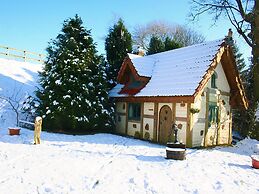 Snow White's House - Farm Park Stay with Hot Tub, BBQ & Fire Pit