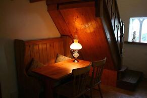 Snow White's House - Farm Park Stay with Hot Tub, BBQ & Fire Pit