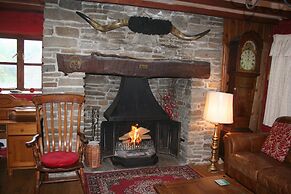 Barn Cottage - Farm Park Stay with Hot Tub, BBQ & Fire Pit