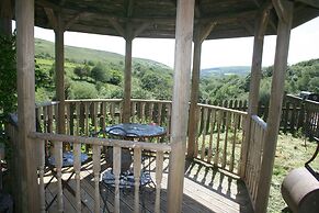 Barn Cottage - Farm Park Stay with Hot Tub, BBQ & Fire Pit