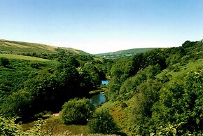 Barn Cottage - Farm Park Stay with Hot Tub, BBQ & Fire Pit