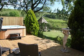 Barn Cottage - Farm Park Stay with Hot Tub, BBQ & Fire Pit