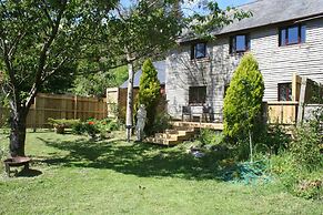 Barn Cottage - Farm Park Stay with Hot Tub, BBQ & Fire Pit