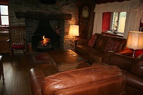 Barn Cottage - Farm Park Stay with Hot Tub, BBQ & Fire Pit