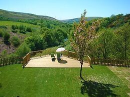 Barn Cottage - Farm Park Stay with Hot Tub, BBQ & Fire Pit