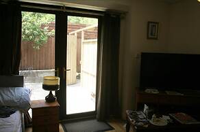 The Nook - Farm Park Stay with Hot Tub, BBQ & Fire Pit