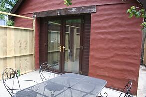 The Nook - Farm Park Stay with Hot Tub, BBQ & Fire Pit