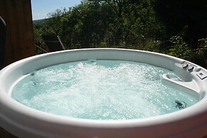 The Nook - Farm Park Stay with Hot Tub, BBQ & Fire Pit
