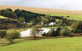 The Nook - Farm Park Stay with Hot Tub, BBQ & Fire Pit