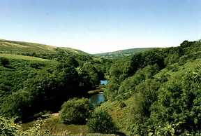 The Nook - Farm Park Stay with Hot Tub, BBQ & Fire Pit