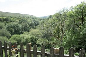 The Nook - Farm Park Stay with Hot Tub, BBQ & Fire Pit