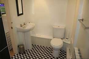 The Nook - Farm Park Stay with Hot Tub, BBQ & Fire Pit