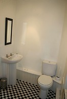 The Nook - Farm Park Stay with Hot Tub, BBQ & Fire Pit